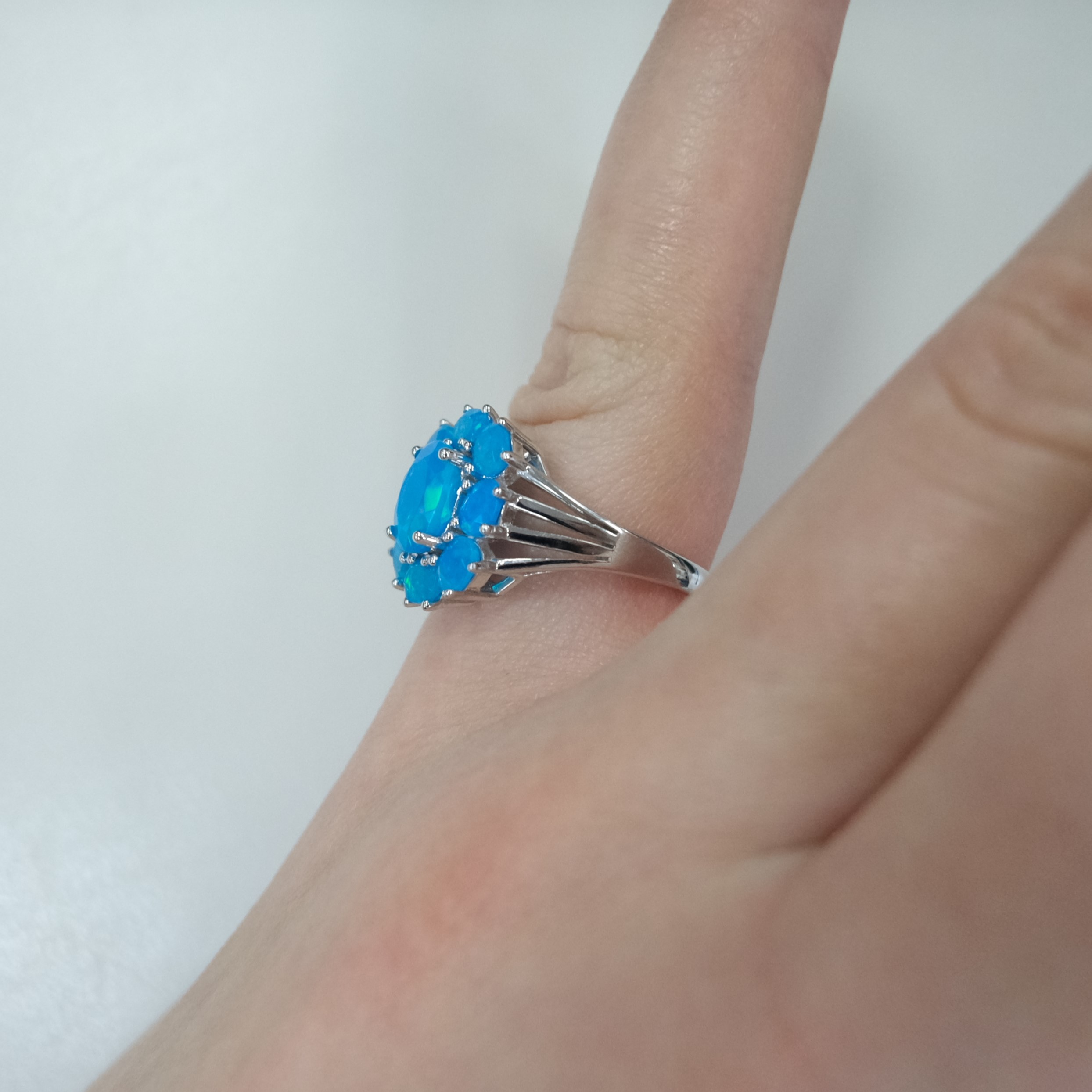Серебряное кольцо с голубыми опалами
